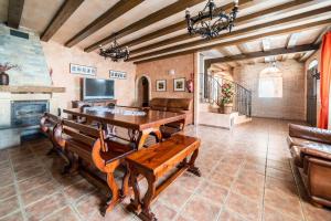 坎塔洛哈斯卡斯蒂略迪埃普瑞斯乡村度假屋的客厅配有木桌和壁炉