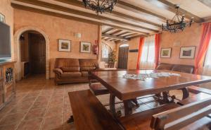 坎塔洛哈斯卡斯蒂略迪埃普瑞斯乡村度假屋的客厅配有桌子和沙发
