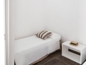 塔维亚诺Relais San Martino Salento - Handwritten Collection的白色卧室配有床和边桌