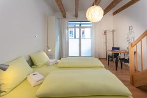 罗拉赫赛本达斯安迪乐酒店的一间卧室配有两张床、一张桌子和一张桌子
