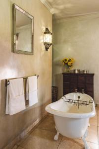 莱登堡Mount High Luxury Country Estate的浴室配有白色浴缸和镜子