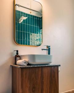 纳纽基Silverbeck Residence, Nanyuki的一间带水槽和镜子的浴室