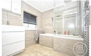 邦吉Immaculate 3-Bed House in Bungay的带淋浴、浴缸和盥洗盆的浴室