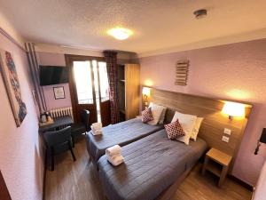 巴斯洛内特杜切瓦布兰克酒店的配有一张床和一张书桌的酒店客房