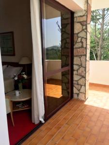 地拉那Chateau Linza Resort的滑动玻璃门通向带卧室的客房