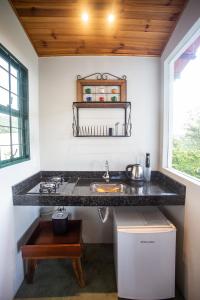 戈亚斯州上帕莱索Catavento Pousada的厨房配有水槽和台面