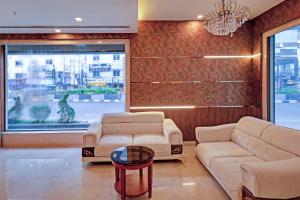 海得拉巴Palette - Madhapur的一间设有两张沙发和一张桌子的等候室