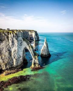 Bordeaux-Saint-ClairLe cosy de sarah的海洋中的岩层,有一座桥梁