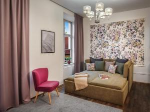 布拉格4 Arts Apartments by Adrez的带沙发和红色椅子的客厅