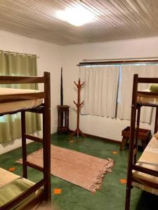 戈亚斯州上帕莱索Catavento Pousada的客房设有两张双层床和一扇窗户。