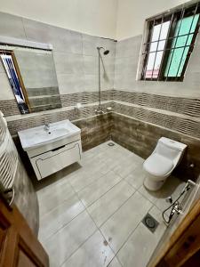 伊斯兰堡Decent Lodge Guest House F-11的一间带卫生间和水槽的浴室