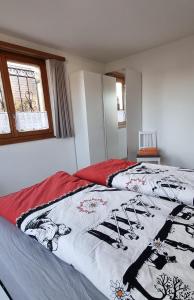 BeinwilRuheort的一间卧室配有一张床铺,床上有毯子