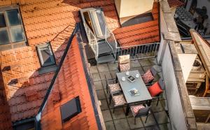 布拉格4 Arts Apartments by Adrez的享有带桌椅的建筑的顶部景致