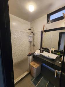 马拉喀什Aprt 4 Family的一间带水槽和镜子的浴室