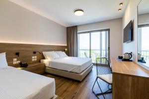 佩基罗德White Olive Premium Lindos的酒店客房设有两张床和电视。