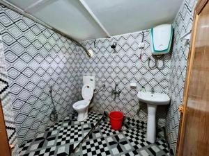 拉塔古里Hotel Green Gold Resort Lataguri的一间带卫生间和水槽的小浴室
