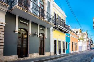 圣胡安Charming Retreat in Old San Juan的街上一排色彩缤纷的建筑
