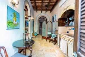 圣胡安Charming Retreat in Old San Juan的一个带桌子和水槽的厨房