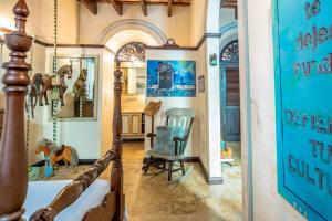 圣胡安Charming Retreat in Old San Juan的一间卧室,卧室内配有一张床和一把椅子