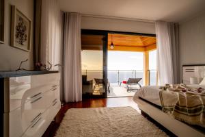 里韦拉布拉瓦Bairos House - Coastal Escape的一间卧室配有一张床,享有海景