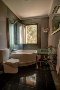 里韦拉布拉瓦Bairos House - Coastal Escape的带浴缸、卫生间和盥洗盆的浴室