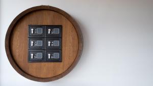 博耶蒂采牛山旅馆的白色墙壁上的木制遥控器