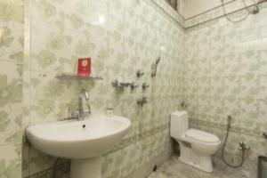 大吉岭Hotel North Point Darjeeling - Excellent Service Recommended & Couple Friendly的一间带水槽和卫生间的浴室