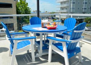 大洋城水晶海滩酒店的蓝色的桌子和椅子,还有一碗水果
