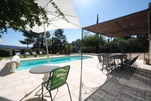 Pugetvery beautiful villa with private pool in the luberon enjoying a magnificent view of the durance valley, located in puget – 10 people.的池畔露台配有桌椅