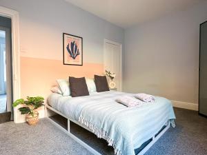 坎特伯雷Stylish 3-bedroom home in Canterbury City-Centre - Superb Location!的一间卧室配有一张带白色床单的大床