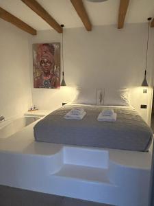 考弗尼西亚SOPHILIA SUITES的一间卧室配有一张床,上面有两条毛巾
