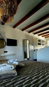 考弗尼西亚SOPHILIA SUITES的一间卧室配有一张大床和一个吊灯。