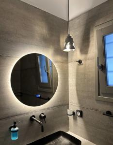考弗尼西亚SOPHILIA SUITES的一间带水槽和镜子的浴室