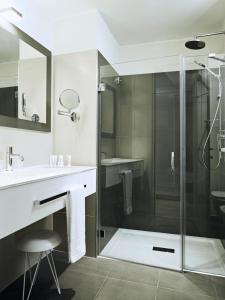 莫利亚诺威尼托MOVE Hotels Venezia Nord的带淋浴和盥洗盆的浴室