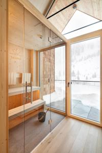 上陶恩太阳公寓酒店的带窗户的浴室内的玻璃淋浴间