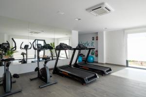 阿尔马亚特巴瑶Residencial Celere Playa Niza的健身房设有数台跑步机和椭圆机