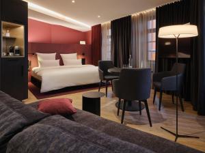巴登-巴登索普赫公园酒店的酒店客房配有一张床铺和一张桌子。