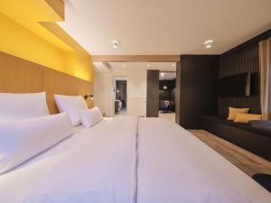 巴登-巴登索普赫公园酒店的卧室内的一张带白色枕头的大床