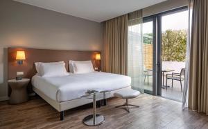 莫利亚诺威尼托MOVE Hotels Venezia Nord的酒店客房设有一张床和一个阳台。