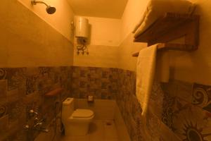 乔奥诺奥尔KACHINS Homes的一间带卫生间和水槽的小浴室