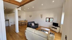 Saint BrewardTrippett Cottage的客厅配有沙发和桌子