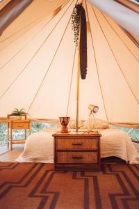圣伊莱尔德里耶The Spot - 200m de la Plage的帐篷内的卧室,配有一张床和一张桌子