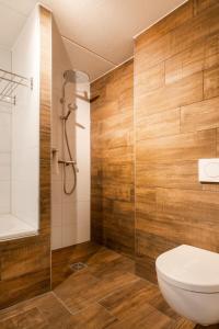 马尔克洛海瑞克堡庄园酒店的一间带卫生间和淋浴的浴室
