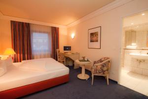 马林贝格威格斯罗格酒店的配有一张床和一张书桌的酒店客房