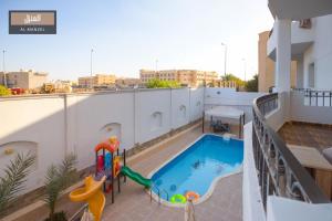 十月六日城Al Manzel Sheikh Zayed的大楼内带游泳池的阳台