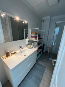 圣地亚哥港SUL MARE的浴室设有白色水槽和镜子