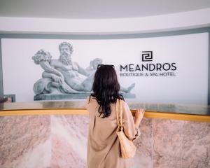 卡拉马孔Meandros Boutique & Spa Hotel - Adults Only的正在看博物馆展品的女人