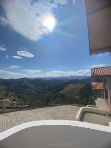 圣安东尼奥-杜皮尼亚尔Pousada Estância da Pinha的房屋阳台享有山景。