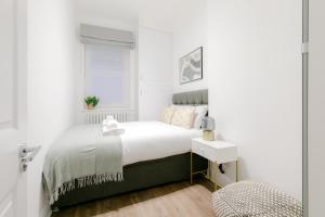 伦敦Luxury Apartments - Fitzrovia的白色的卧室设有床和窗户