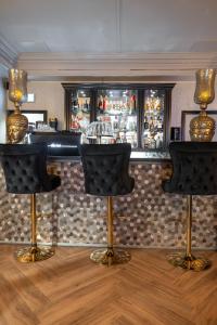阿姆斯特丹83号酒店的一间酒吧,在一间房间里设有两个酒吧凳子